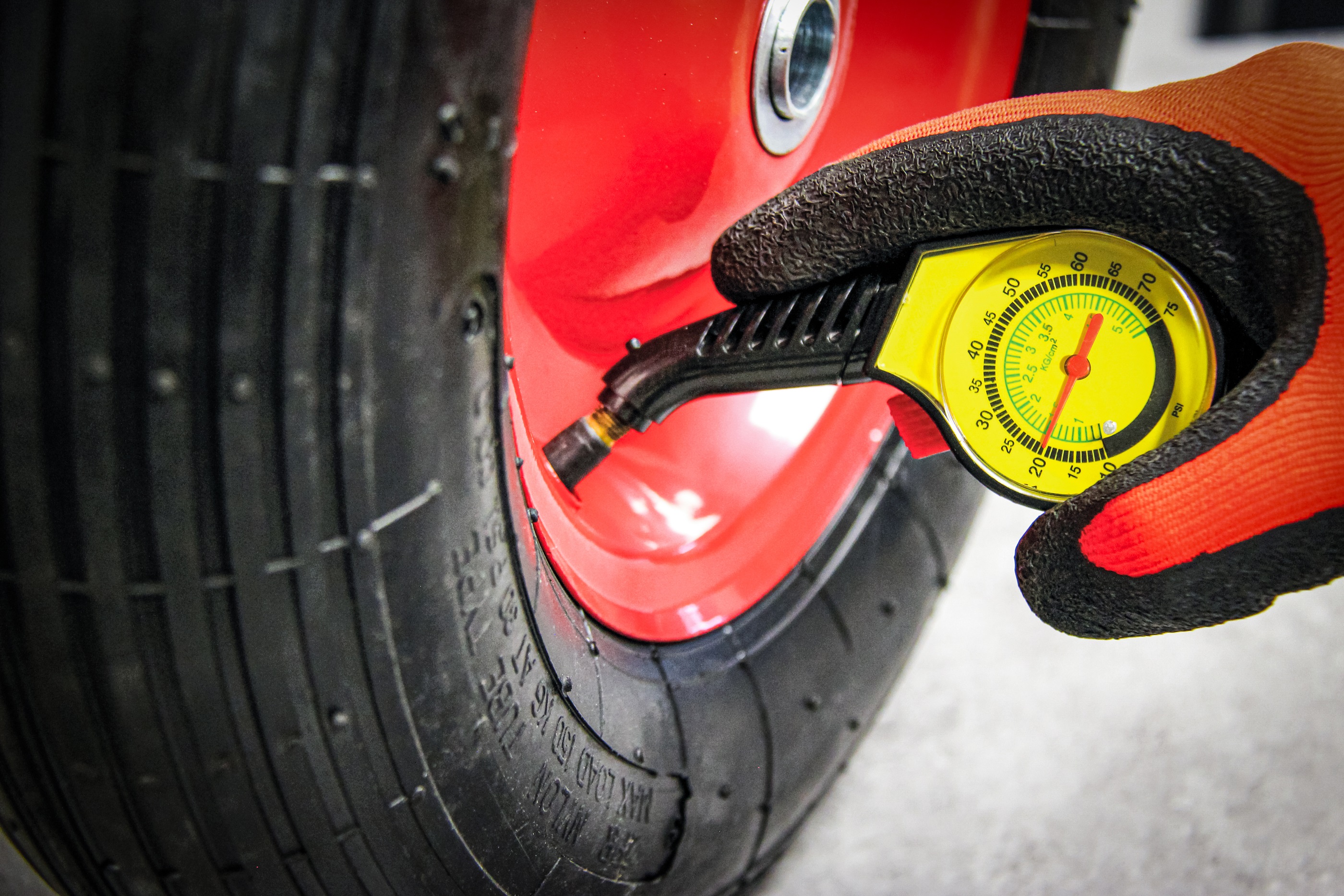Merač tlaku v pneumatikách, BGS 2104